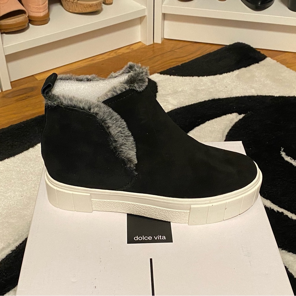 New in box Dolce Vita ZALI Black Suede Faux Fur Wedge Sneaker Size 6.5